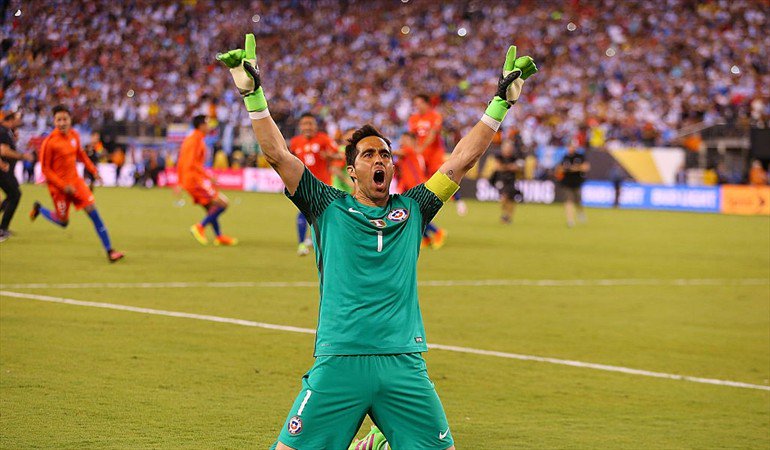 ASChile's tweet photo. 🗣 "No era justo que convocara a Claudio Bravo si no iba a ser el número 1". ¿Estás de acuerdo con Rueda?  
❤: Sí, tiene razón   
🔁: No, debió haberlo llamado https://t.co/tpKo1s6IV5