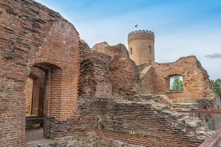 Travel_2Romania's tweet photo. Poenari Castle, the Fortress of Vlad the Impaler
#Romania

#studyromanian #poenaricastle #visitromania

photo: shutterstock https://t.co/aKAfia3hiW
