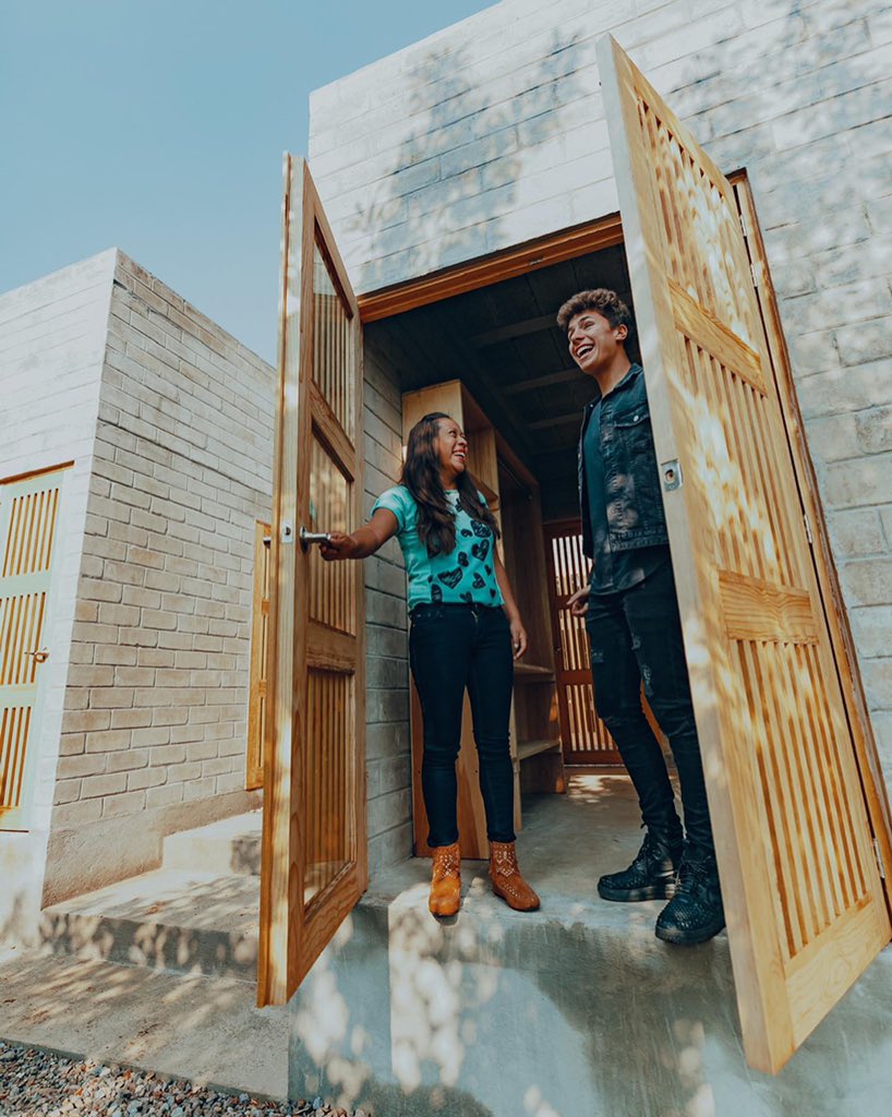 JuanpaZurita's tweet photo. Nueva entrega #LoveArmyMexico 🇲🇽

- Para Maria Del Rosario (Chayo 😍) 
- Arquitectos @rojkind_arq 
- Ecoblock 🔨 (No contamina ♻️🌱) 
- Cuarto unidades que forman una sola casa 🏠 
- Chayo vende aguacates que te puedes comer con cáscara! 🥑 

Seguimos Trabajando 
- Love Army 💪🏻❤️ https://t.co/os2KZg1uRD