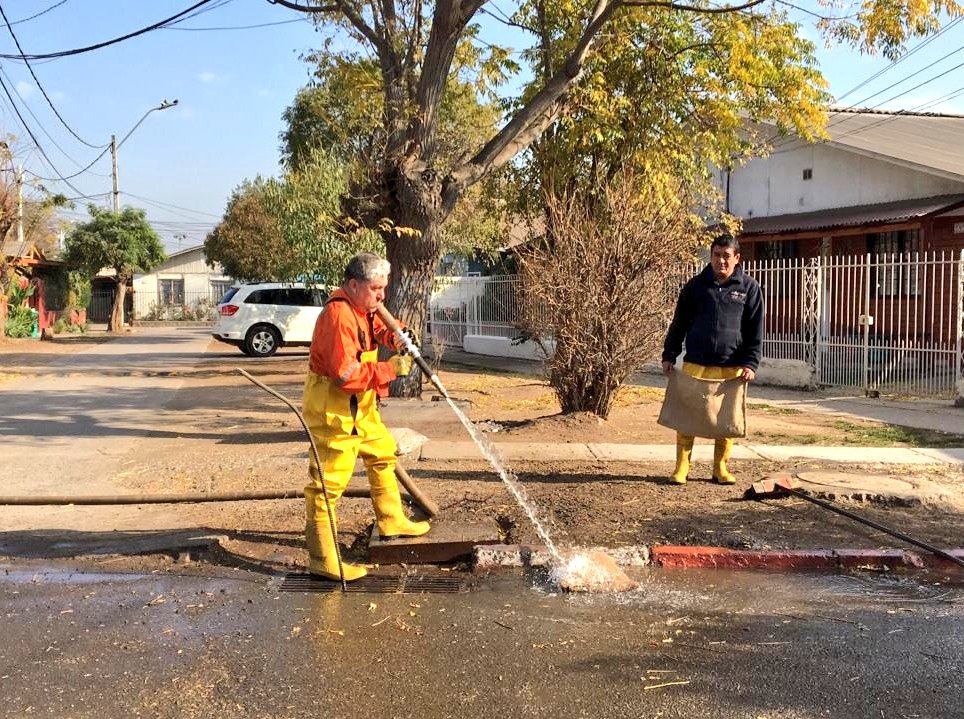 Plan de Invierno en  #EstaciónCentral 🌦

Nuestros equipos de <a href="/emergencia_dopc/">Dirección de Operaciones y Protección Civil</a> y #Aseo continúan realizado operativos preventivos de habilitación de sumideros de agua lluvia y poda preventiva para despejar luminarias y señales de tránsito en diversos puntos de la comuna ✔