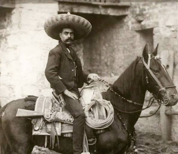 edgarvedder's tweet photo. Contrario a lo que muchos pudieran creer, Emiliano Zapata no era un pobre jornalero,poseía tierras,tenía una casa de adobe (diferente a las chozas vecinas),usaba gran parte de su dinero en cambiar de caballo, vestimenta y silla de montar... y aún así,luchó por la tierra de todos. https://t.co/AAbvfIq2Wj