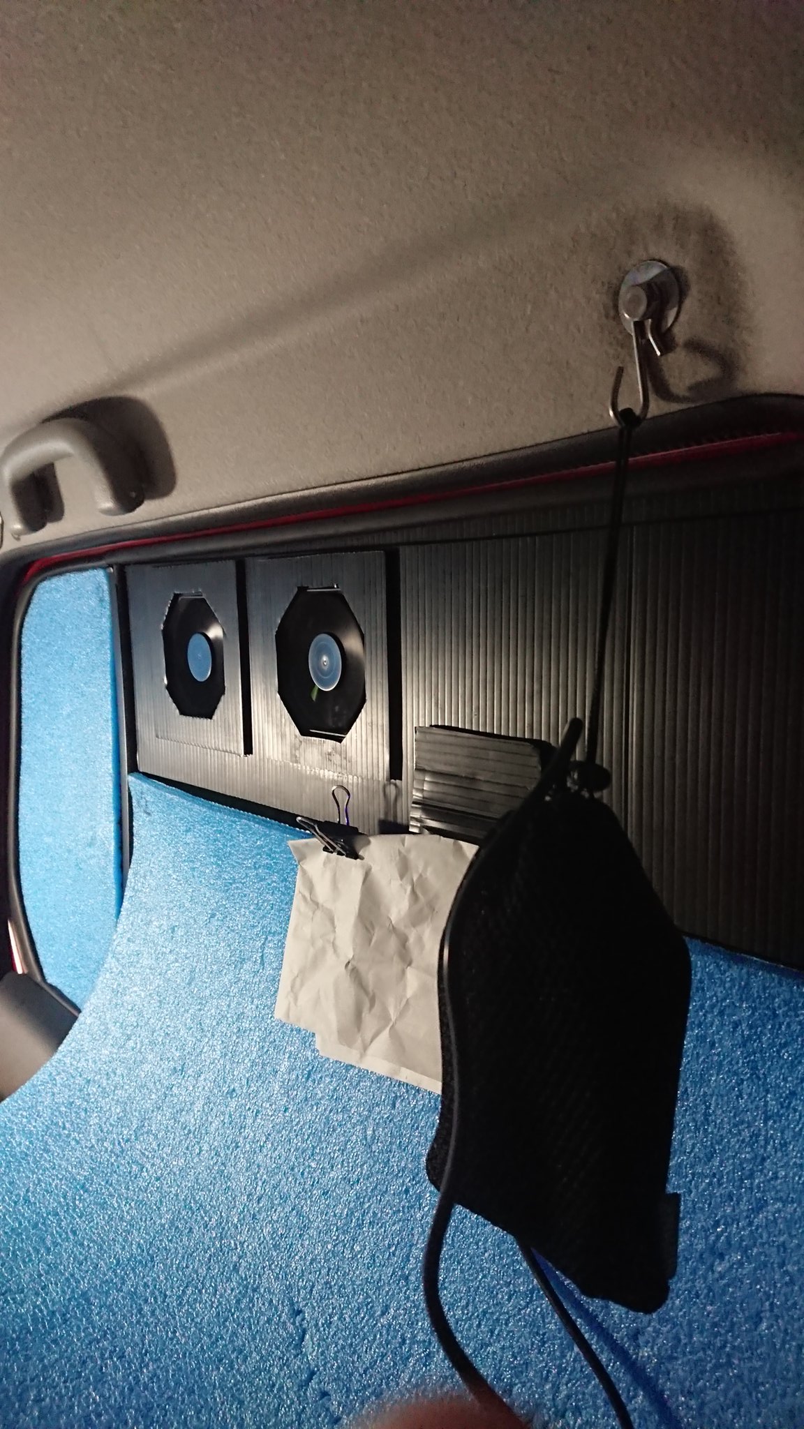 ごんたジま 夏の車中泊はしんどいから 換気システム作って 実戦配備した かなり優秀 ファンが排気をしてくれて 網戸付きの小窓から涼しい風が入ってくる 蚊も入ることないからかなり快適 Pc用のファンはモバイルバッテリーで駆動できるからgoodね