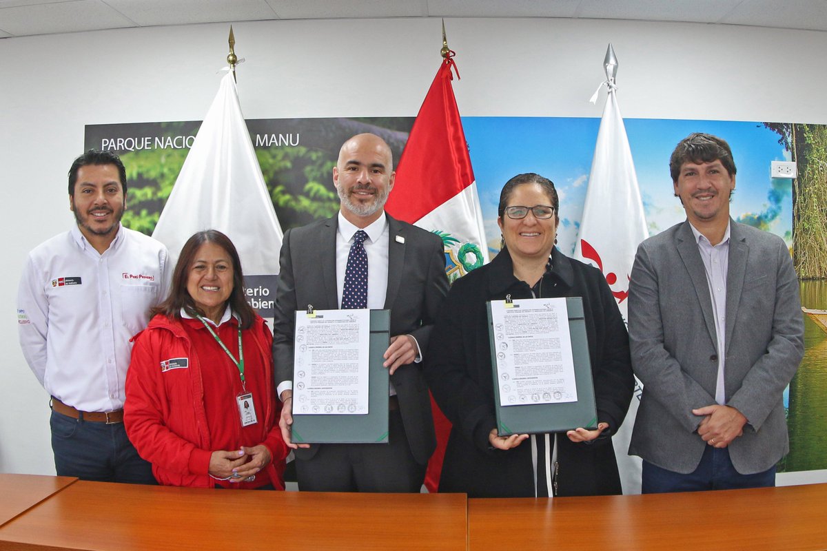 ipdperu's tweet image. Presidente del #IPD Sebastián Suito y la Ministra del Ambiente Lucía Ruíz, firman convenio de cooperación interinstitucional que tiene como finalidad establecer y desarrollar mecanismos de mutua colaboración para fortalecer la cultura y ciudadanía ambiental en nuestra sociedad 🇵🇪