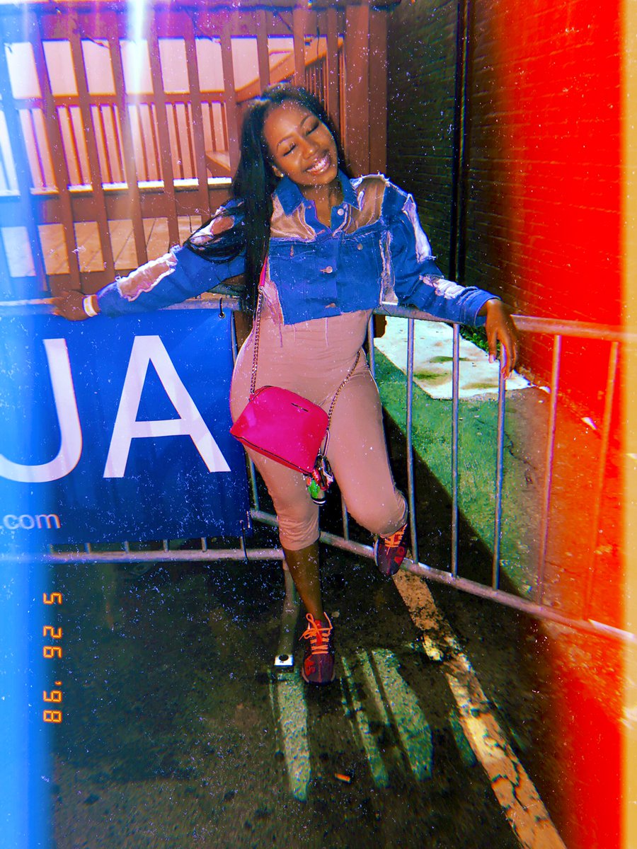 fameOnJAZ's tweet photo. Stay hydrated. Stay pretty ๐น
#KeepItRealillLikeYouBetta
#RideOrDie
#MoReala https://t.co/OVUDqQjpcJ