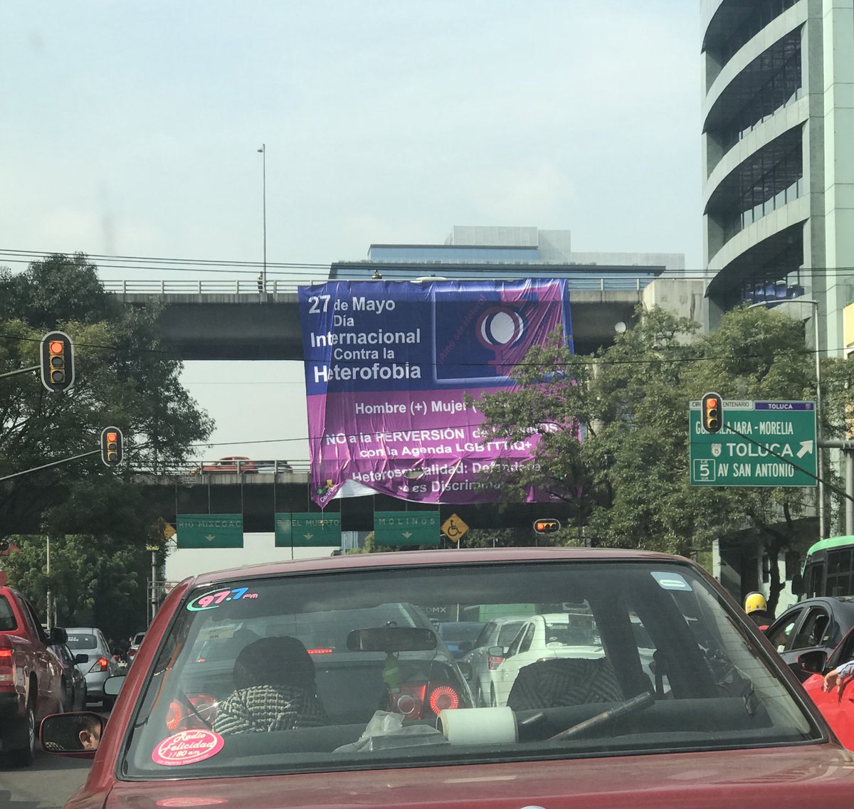 JeSuisTheGOAT's tweet photo. ¿Como por qué está permitido colgar una manta de ESTE tamaño con un mensaje de ESTE tamaño? 

@GobCDMX @GobiernoMX @Claudiashein 

Ya si van a difundir odio, al menos háganlo contra los pederastas, hipócritas. 

Cc: @DanHdezSa (¡a difundir!) https://t.co/uMx3FI76B7