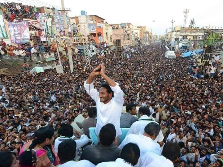 prasad_wayal's tweet image. काँग्रेसचे मुख्यमंत्री YSR अपघातात गेल्यावर त्यांच्या मुलाला जगनला मुख्यमंत्री करण्यास 
काँग्रेसने नकार दिला, वेगळे होऊन वडिलांच्या नावाने YSR काँग्रेस काढला.न खचता त्यानि नव्या उमेदीने लोकांत मिसळले आणि आज 175/151 आमदार निवडून आणून आंध्रप्रदेशचे मुख्यमंत्री झाले.
#TimeChanges👍