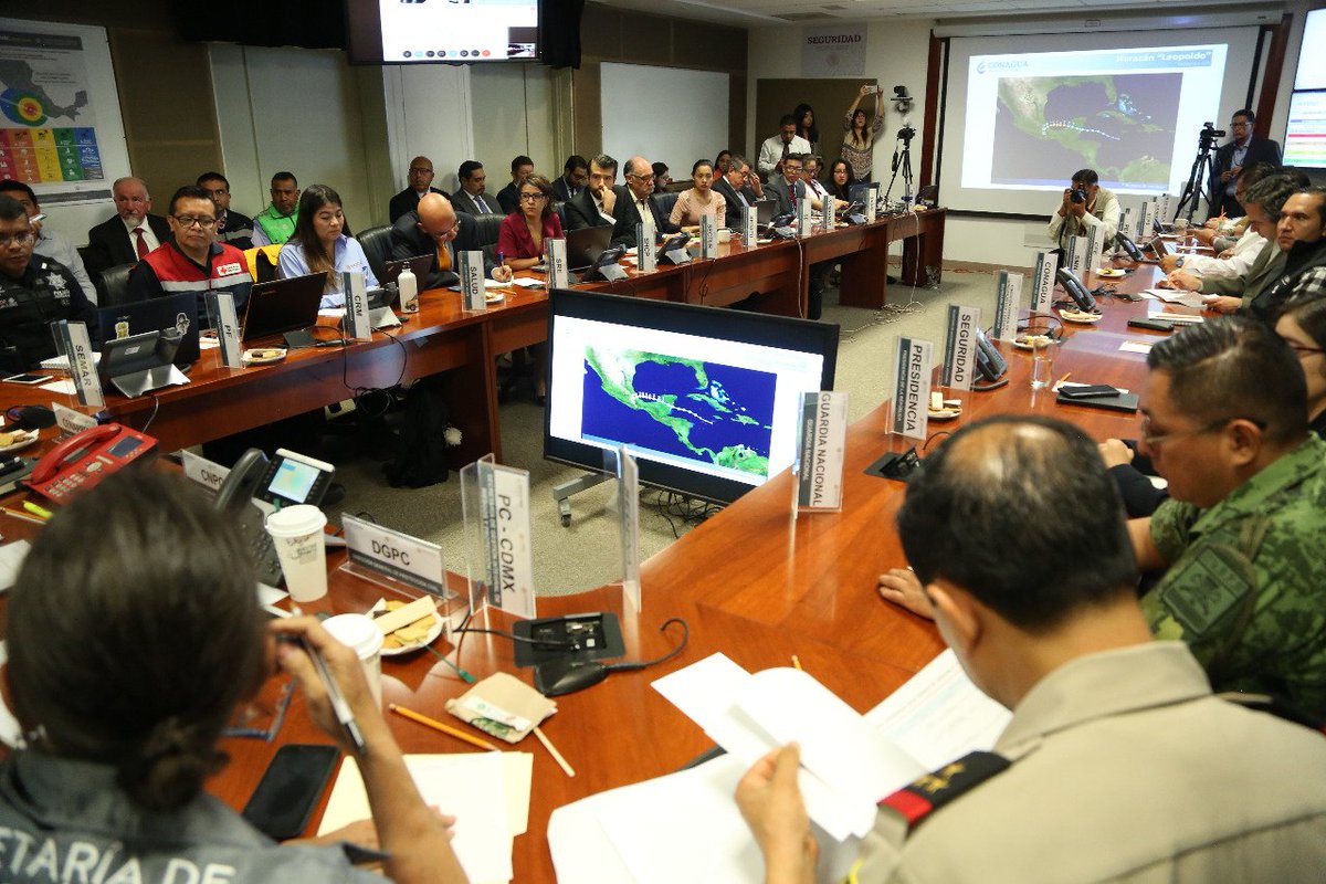 CNPC_MX's tweet photo. Para continuar con las acciones de preparación y revisión del @GobiernoMX ante la posibilidad de impacto de un fenómeno ciclónico, el Comité Nacional de Emergencias, realiza el segundo #Simulacro de #CiclónTropical con 33 dependencias participantes. https://t.co/uIKUg3i8gw