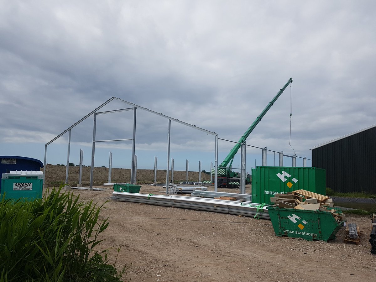 VOFvPutten's tweet image. Vandaag de plaatsing vd spanten nieuwbouwschuur. Komend seizoen ruimte zat zou je denken...#nieuwbouw #vergodirksland #vanputtenagro  #hansestaalbouw