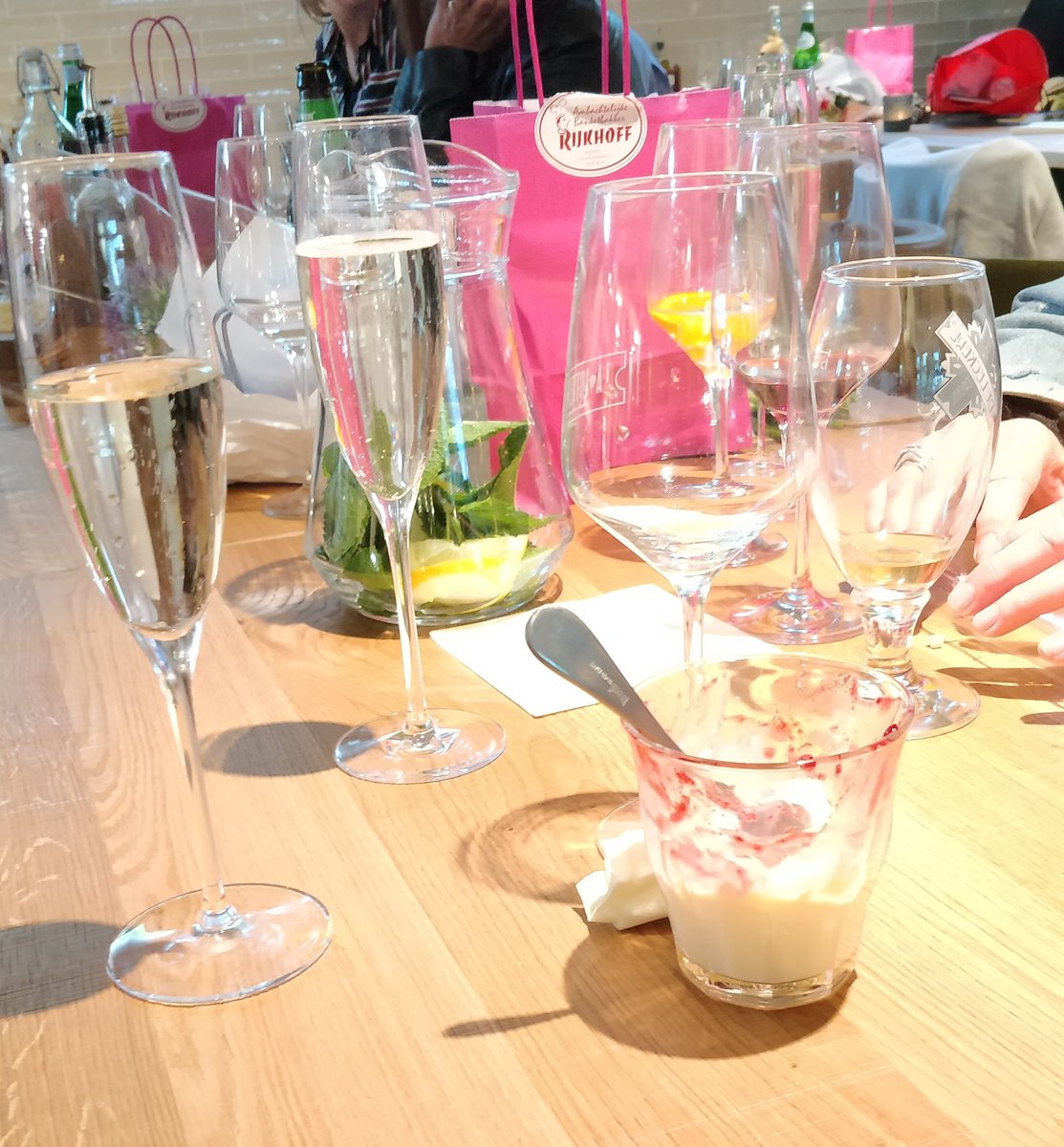 Aan het einde van de diploma-uitreiking... mbo niv. 2 kok van <a href="/ColourKitchen/">The Colour Kitchen</a> <a href="/SVO_Opleidingen/">SVOvakopleiding food</a> @GoedeDoelen_nl