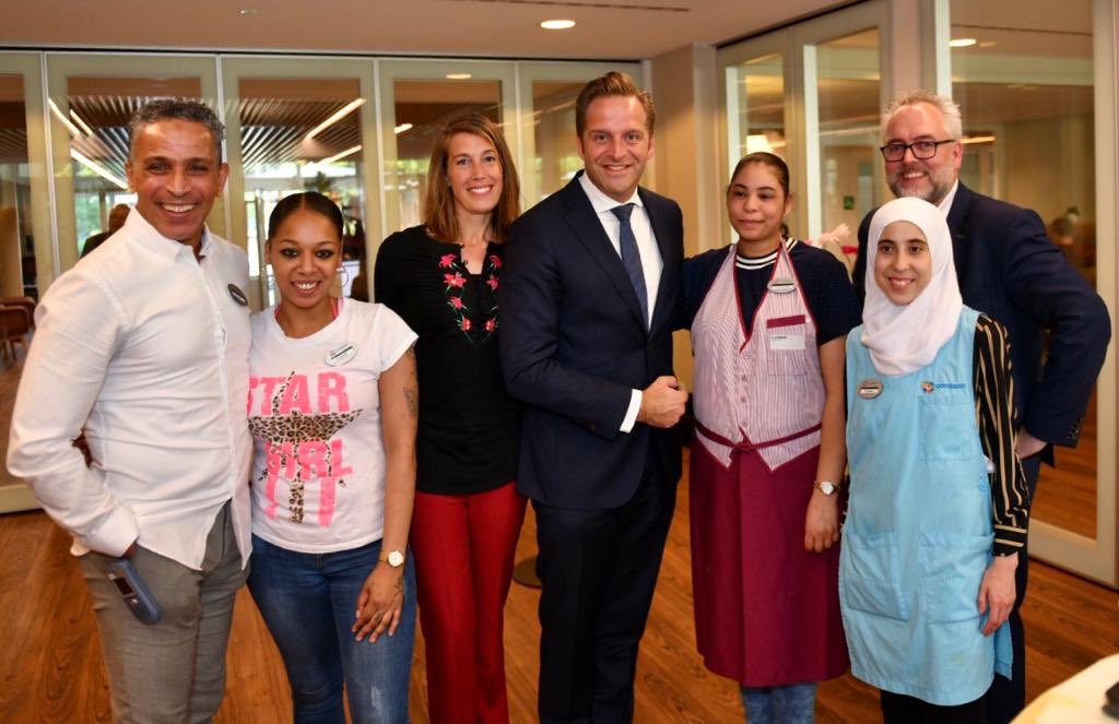 Bij @CordaanNL werken ze met woonhulpen; jonge mensen met een afstand tot de arbeidsmarkt die opgeleid worden voor een baan in de zorg. Zoals de enthousiaste Jemielie. Ze kookt, zingt en maakt praatjes met de bewoners. En zelf straalt ze door haar baan. Prachtig initiatief!