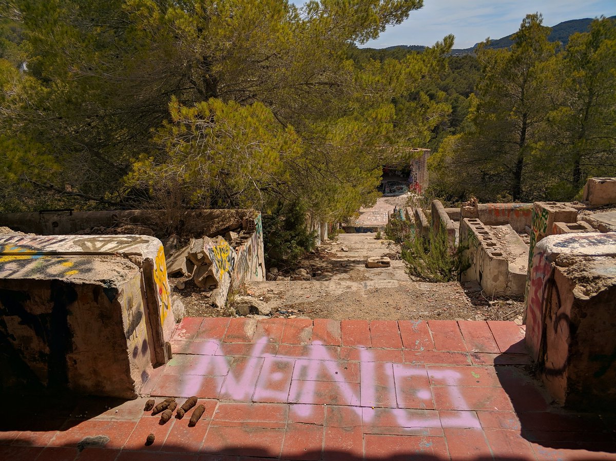 vexerdj's tweet image. Volgens mij is Club Festival al een tijdje dicht op Ibiza...
#lastplak #edorath #oxalien #streetart