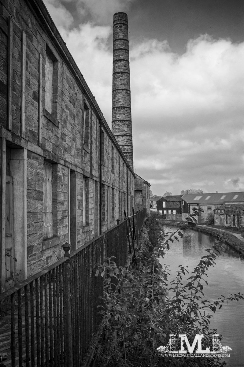 mechlandscape's tweet photo. Slater's Terrace in Burnley. This bit of the Weaver's Triangle has been redeveloped now, but in 2006 it was still mostly derelict.
#blackandwhitephotography #Monochrome #burnley #lancashire #weaverstriangle #IndustrialHeritage #industriallandscape https://t.co/UMe89P202d