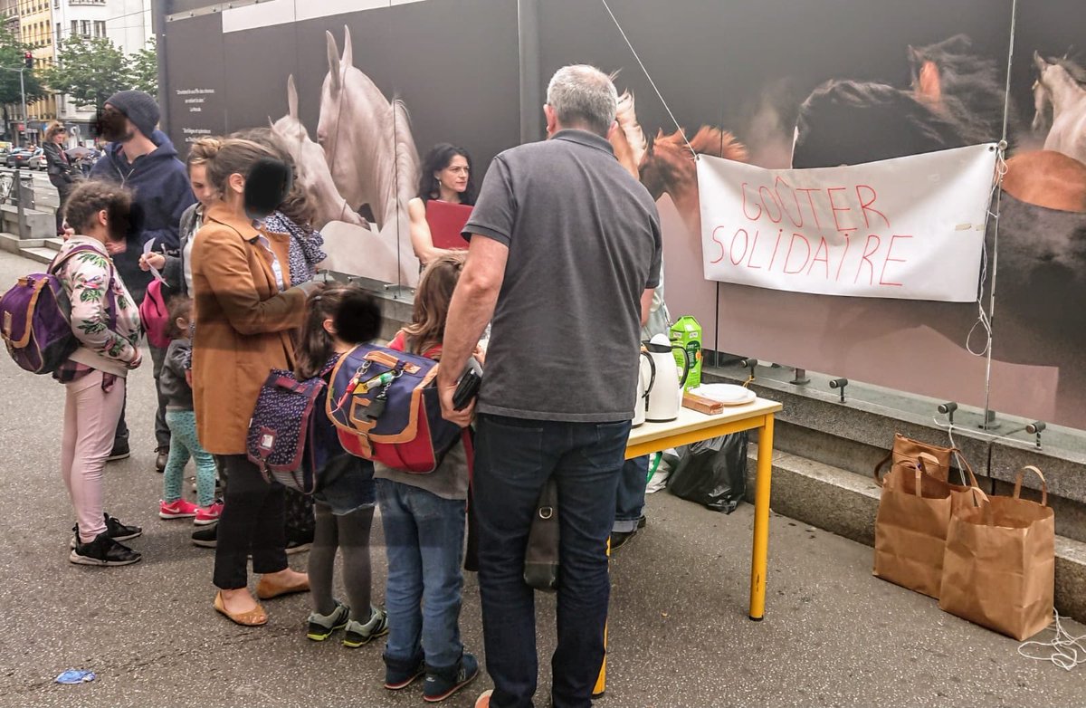 BertloSolidaire's tweet photo. Goûter #solidaire à l’école Berthelot, comme tous les lundi jusqu’à ce qu’une solution de #logement soit trouvée pour 5 enfants et leur famille. (3 eme semaine d’occupation de l’école) @jamaissanstoit https://t.co/c96HGlpZQ9