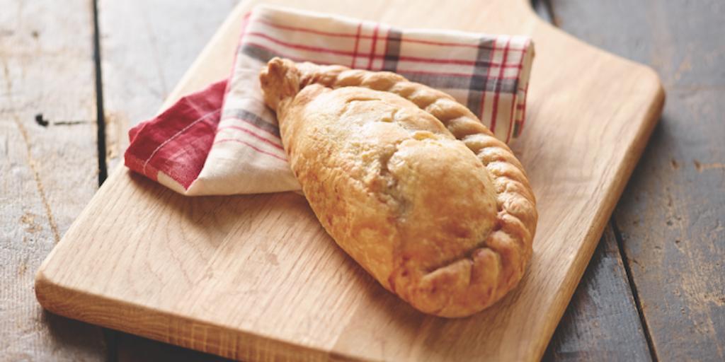 ProperCornishUK's tweet image. A #ProperCornish #crimp is a #beautiful thing and takes years of practice! Some of our #Cornish #pasties are even #crimped by award-winning #pasty #professionals!
