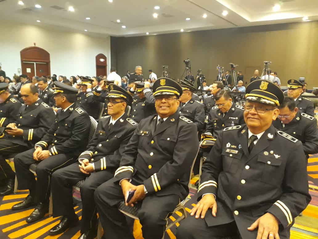 PNCSV's tweet photo. Las cuatro mujeres y 26 hombres oficiales que se gradúan y ascienden a comisionadas y comisionados, fortalecerán sus capacides para la planificación y coordinación de acciones en el territorio #FortalecimientoInstitucional https://t.co/FIZhSeMJFE