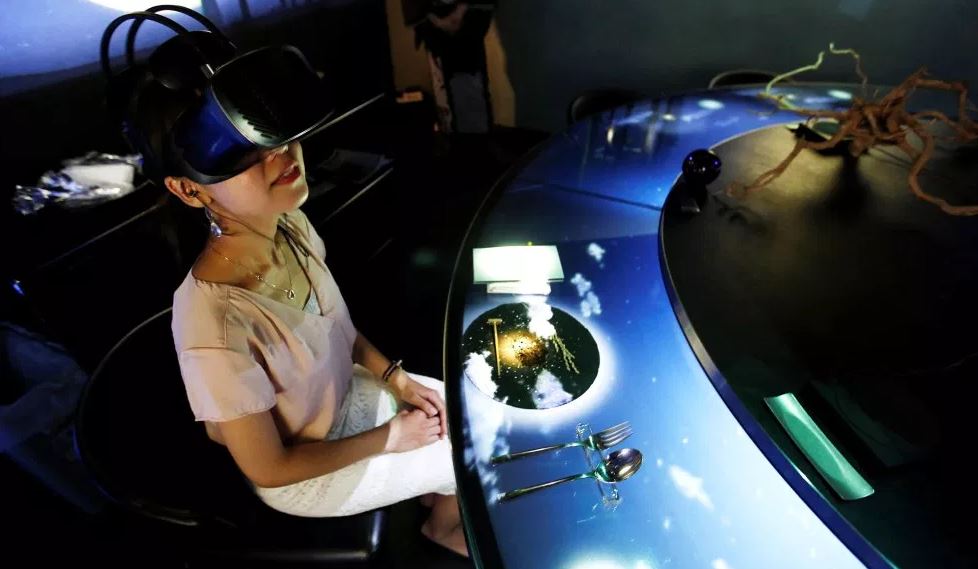 diegocoquillat's tweet photo. ¿Crees que la realidad virtual podrá reunir en restaurantes a comensales ubicados en diferentes partes del mundo? #RealidadAumentada #RestauranteVirtual #Innovación https://t.co/YYkz0cmlNg https://t.co/vfC0YyDhN6