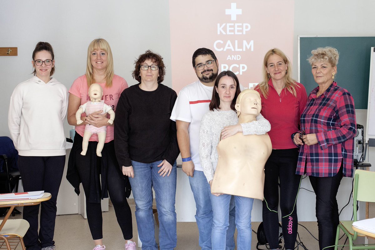 CREMendavia's tweet photo. Este fin de semana, además de los preventivos de socorros, hemos tenido también nuestra dosis de formación. Nos tocó formar a voluntarios en SVB y uso del desfibrilador https://t.co/mb74WzQEb3