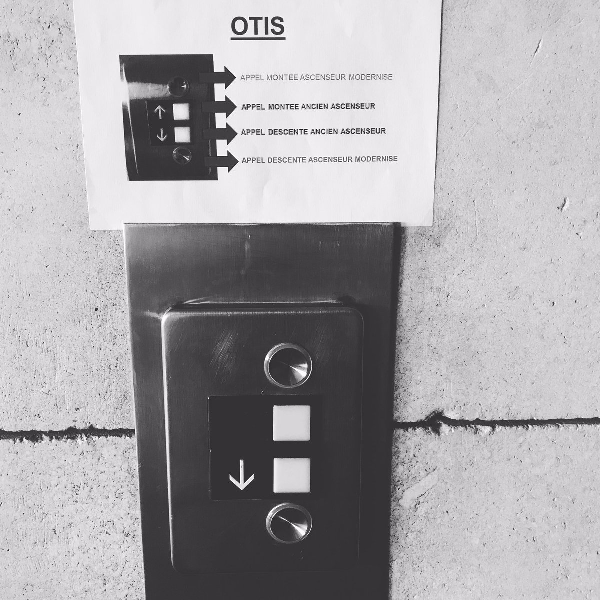 valeryo's tweet photo. Quand t’as besoin d’une notice pour comprendre comment utiliser les boutons d’ascenseur #badux https://t.co/regdmXekcj
