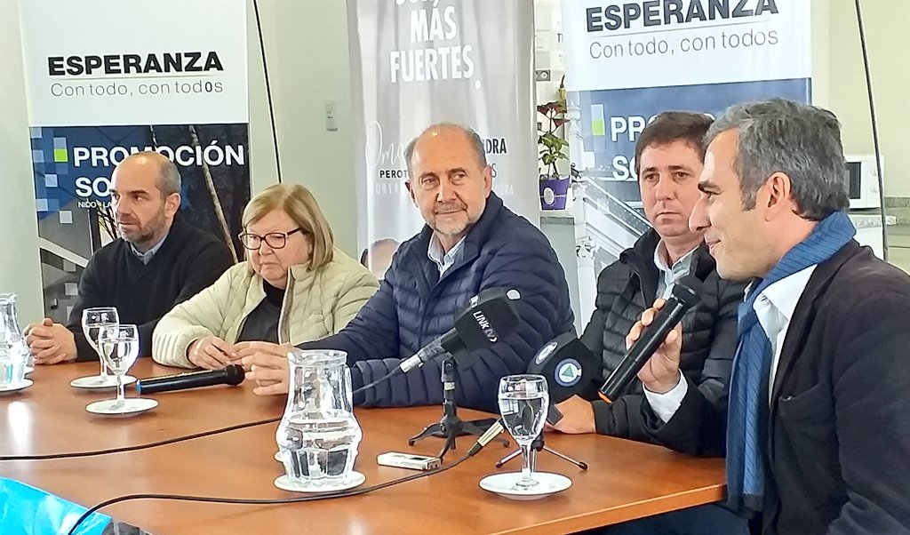 cachi_martinez's tweet photo. Junto a @omarperotti @silvinafrana @rubenpirola y #AnaMeiners Visitamos la ciudad de #Esperanza y recorrimos el espacio para niños Primera Infancia La Orilla.
#JUNTOS https://t.co/l8r0vV934b