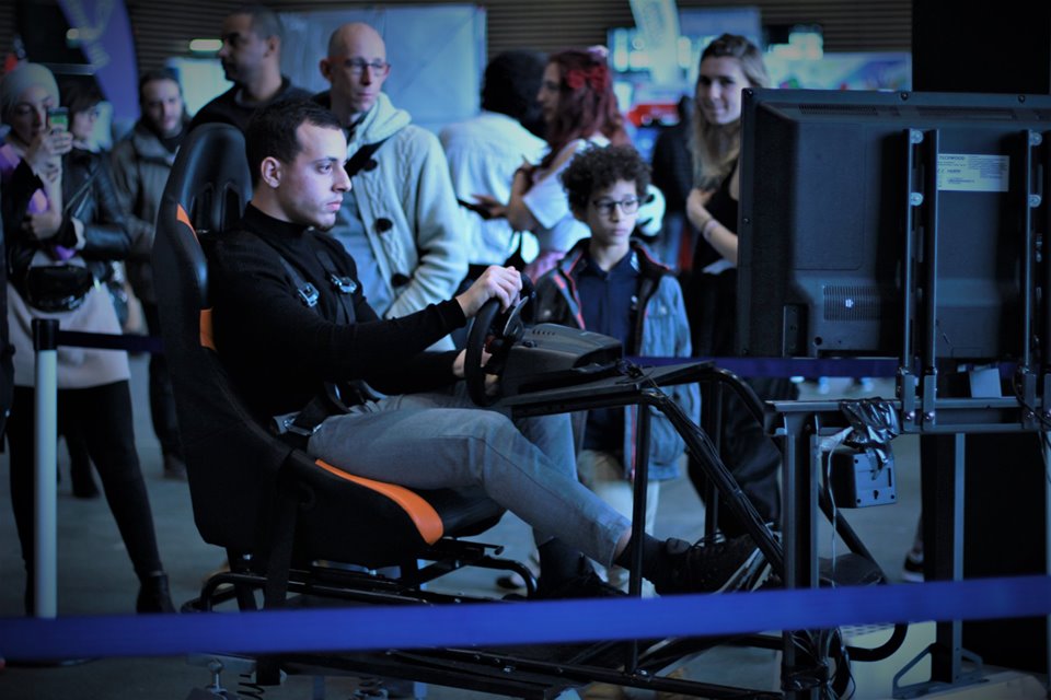 NIIDFR's tweet photo. Envie de vous sentir l'âme d'un coureur de formule 1 ou de rallye ? 
Venez ressentir les sensations au plus proche de celles d’un pilote professionnel sur notre simulateur 3 axes sur vérin à la GeekNiid.
#ProjetCars2 #Sensations #GeekNiid #NIIDFR #simulateurauto https://t.co/rb8pk3jyy6