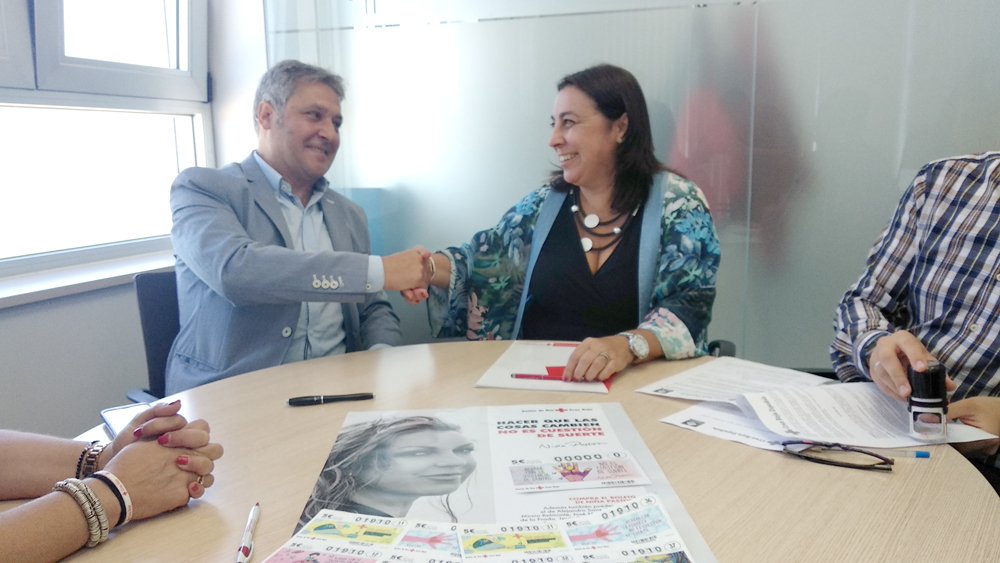 José Mata y Rosario García se dan la mano tras firmar la renovación del convenio (Foto: CCF).