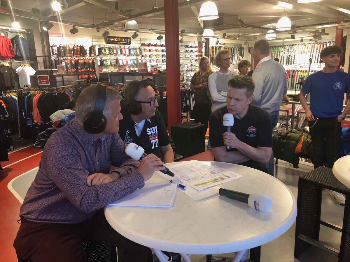 Haagsamvoetbal's tweet image. Initiatiefnemer en eigenaar van ⁦@Sport2000VB⁩ in gesprek met Rene Marquard en Rob Hekman van sporttribune bij ⁦@Midvliet⁩ ⁦@MidvlietFM⁩