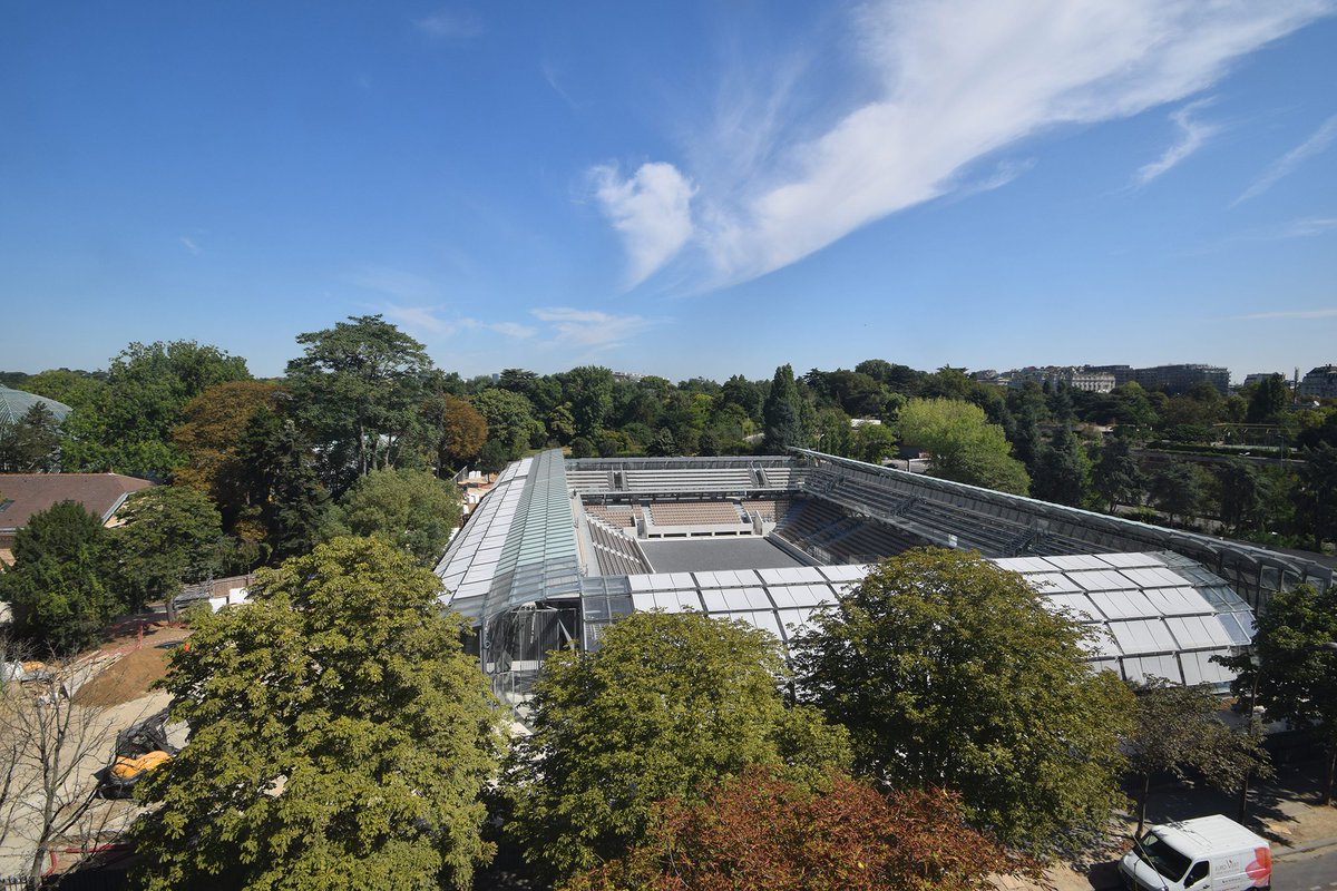 Inauguration hier à <a href="/rolandgarros/">Roland-Garros</a> du remarquable court Simonne-Mathieu. <a href="/Devisubox/">Devisubox</a> a suivi la construction de ce projet unique : bit.ly/2wpNQHr   Un projet <a href="/FFTennis/">FFT</a> conduit par <a href="/VINCIConstruc/">VINCI Construction</a>  #timelapse #RG19 #Vinci #Devisubox
