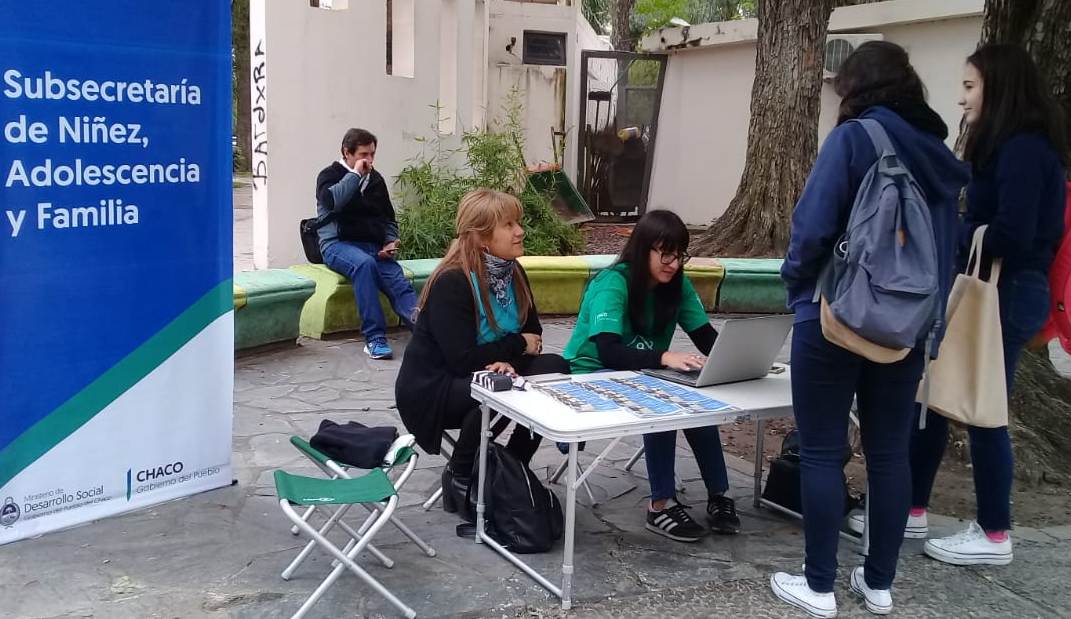 DesarrolloChaco's tweet photo. VOTO JOVEN: equipos de la Subsecretaría de Niñez, Adolescencia y Familia promocionan el derecho a votar con alumnos de colegios secundarios. Consultá si estás en https://t.co/lECIuZILRX, y si aún no estás registrado hacé el reclamo, tenés tiempo hasta el 29 de Mayo de 2019. https://t.co/at8Wg4Sfgm