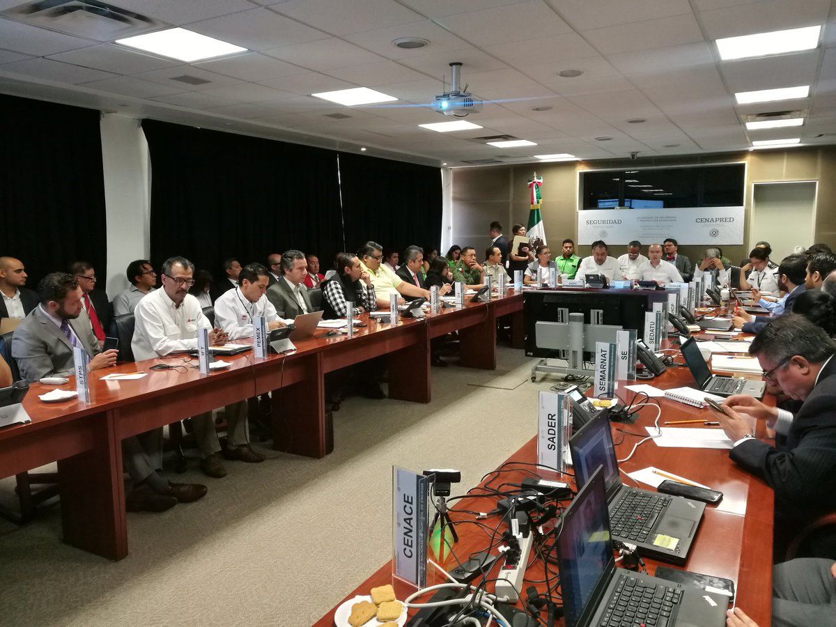 CNPC_MX's tweet photo. #EstoEsUnSimulacro:

La @SECTUR_mx con radiopatrullas y un remolque apoyan a población turista vulnerable que vacacionaba en #Veracruz. De manera urgente se reportaría el caso hipotético de 186 turistas atrapados en un hotel de la costa donde ya se aplican acciones de rescate. https://t.co/zrGyFE61Pl
