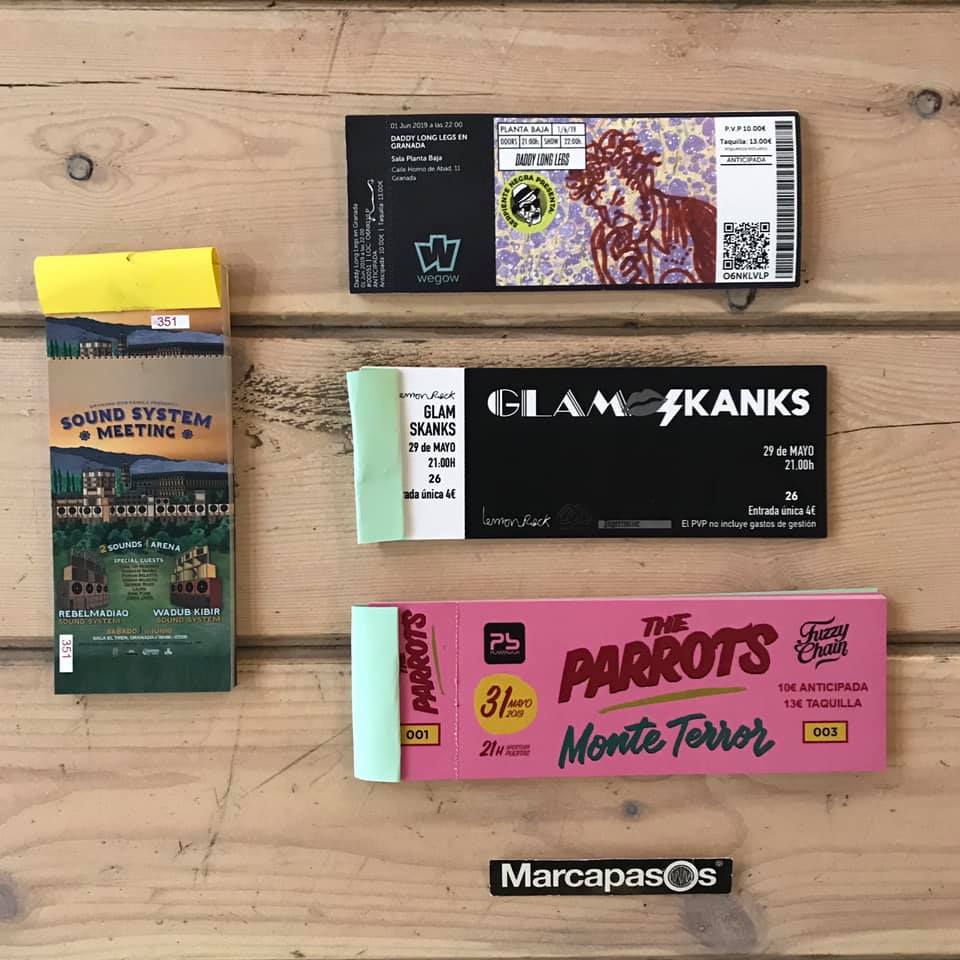 Este fin de curso se presenta de sobresaliente en Granada. ¡No te dejes estos bolos como asignaturas pendientes!
GLAM SKANKS #LemonRock (29/05/2019)
THE PARROTS, Fiesta Fuzzy Chain <a href="/salaplantabaja/">Planta Baja</a> (31/05/2019)
DADDY LONG LEGS, Planta Baja (01/06/2019)
SOUND SYSTEM MEETING: 1/6/19