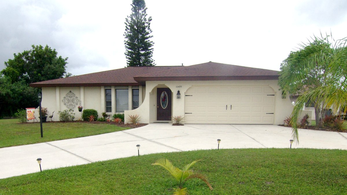 TheHesseTeam's tweet photo. Check out this gorgeous home! This is an amazing value in fabulous Englewood, FL. Looking for a well-built home with a comfortable and easy floor plan? Well, this is it - and on a corner lot with a circular drive too. It’s a .. https://t.co/SjaRhxlZvl https://t.co/Cv51EHNOXG