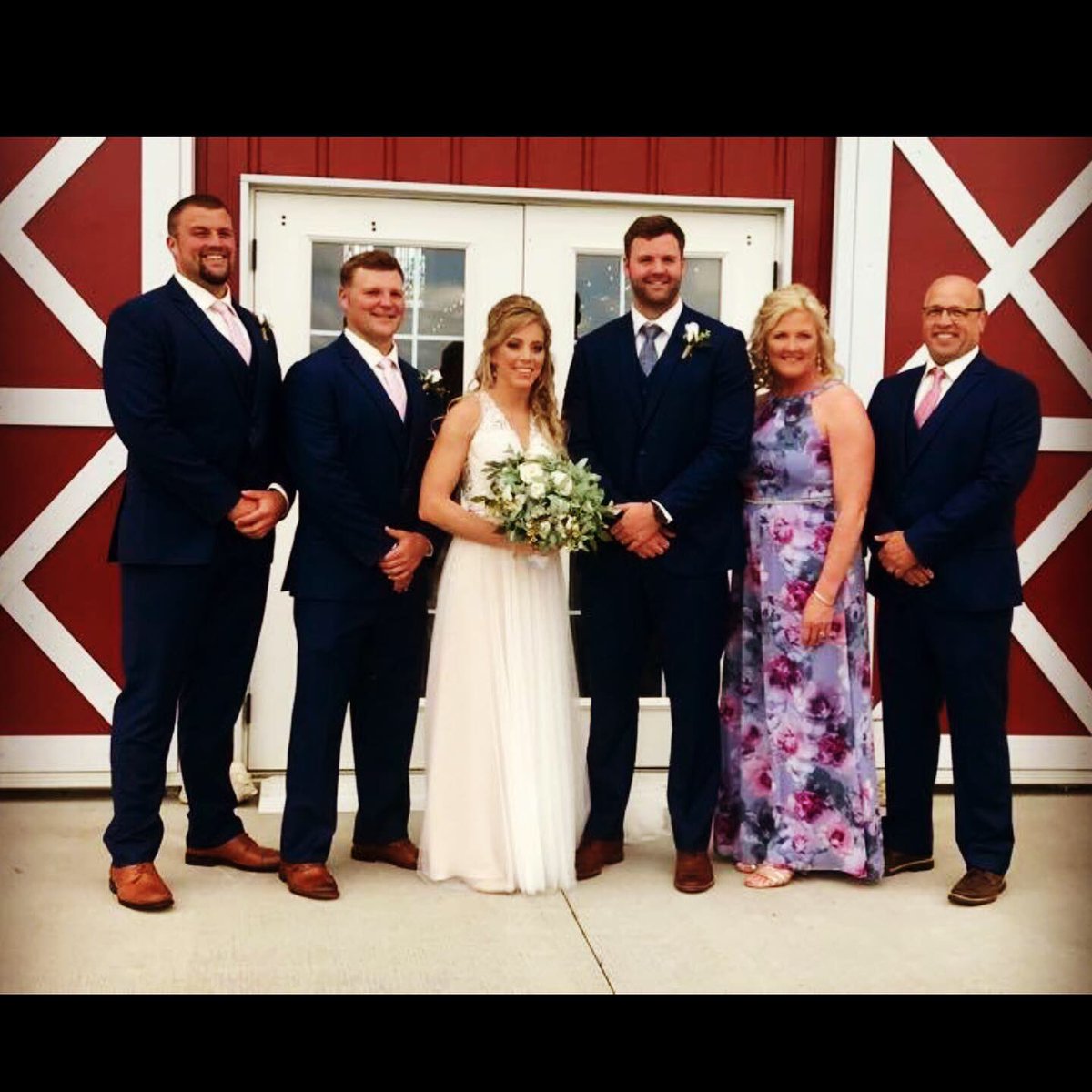 TheBigBear73's tweet photo. I can now Official-LEE say I have a sister! Awesome time celebrating @ashleyyyolson and @techNickLee84 with the Hometown and Augie Fam! https://t.co/QoN5OOTOSK
