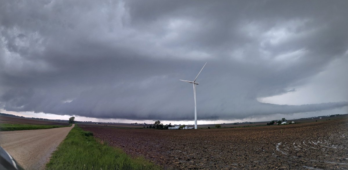 PotteryMarq's tweet photo. @Skilling just south of DeKalb #stormchasing https://t.co/yFcveTjTRc