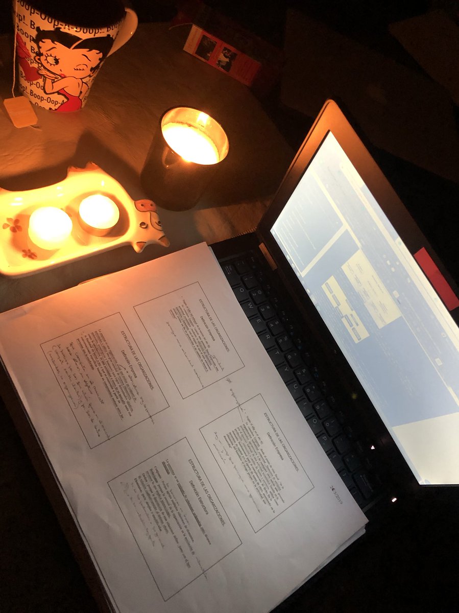 AndyRam85's tweet photo. Enferma y estudiando a la luz de las velas gracias a @OficialEdesur 🤬 #devolveLaLuz #edesur #servicioDelAverno https://t.co/Z5spOc43m9