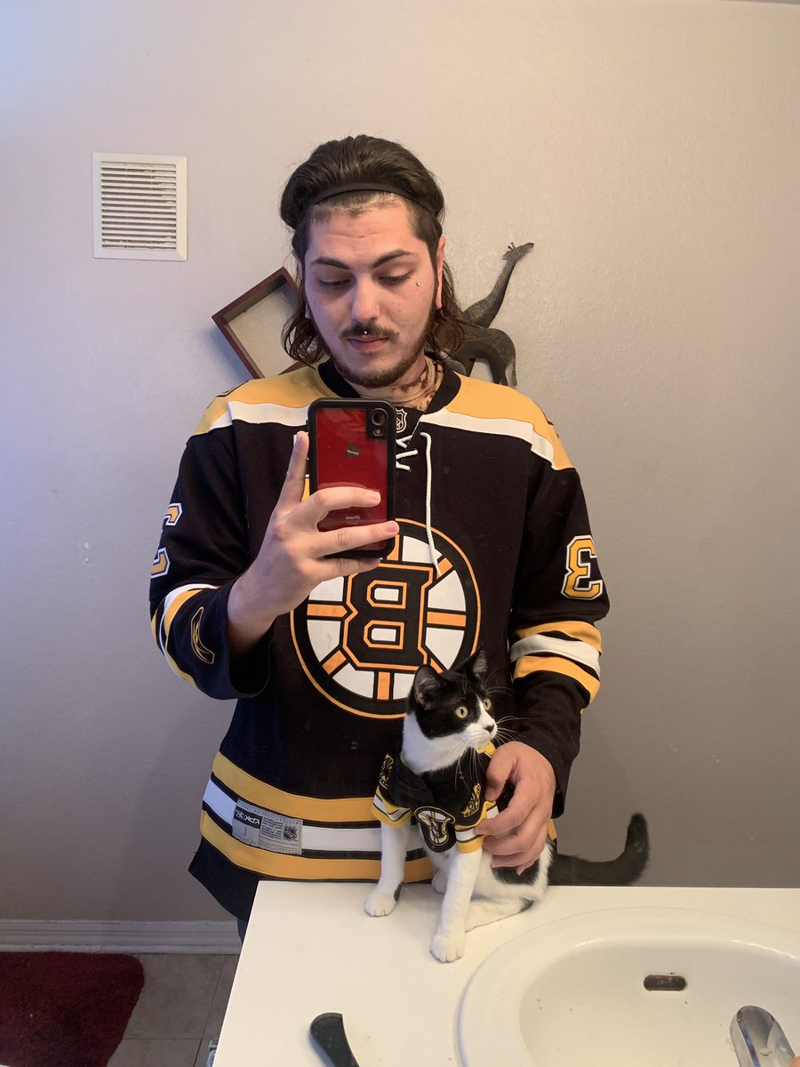 Ant_Noose's tweet photo. @NHLBruins gang is in full effect, game 1 tonight LET’S GET THIS BREAD 👊🏼⛓ https://t.co/3OdtQ0LRuu