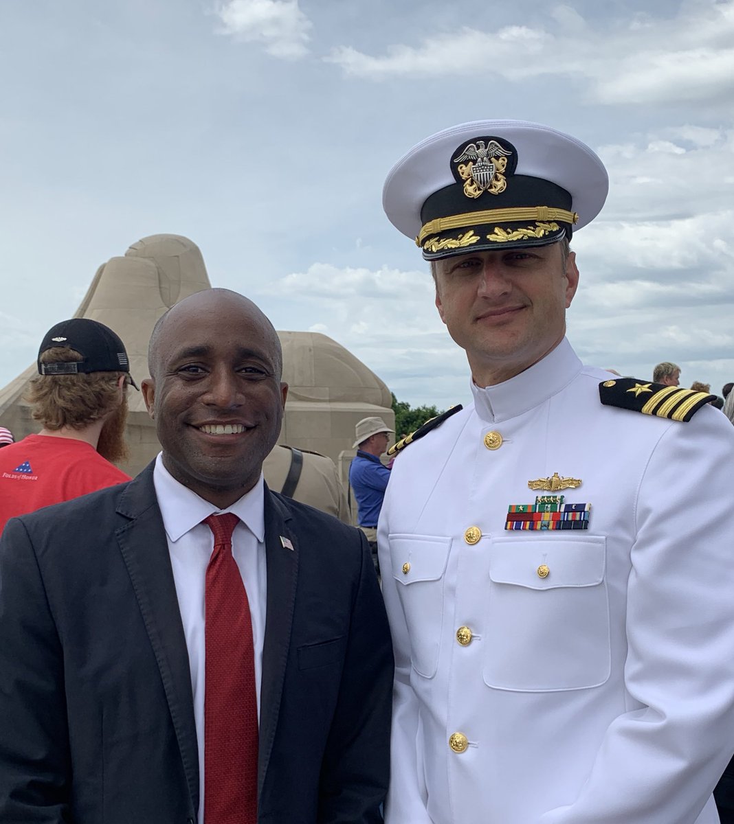 QuintonLucasKC's tweet photo. It turned into a beautiful #MemorialDay2019 in #KCMO. Thank you to the many families touched by loss in the line of service, whether recent or some time ago, and thank you to the many recognizing our fallen heroes. I was honored to attend the @TheWWImuseum recognition today. https://t.co/ZnKtEQi5E6