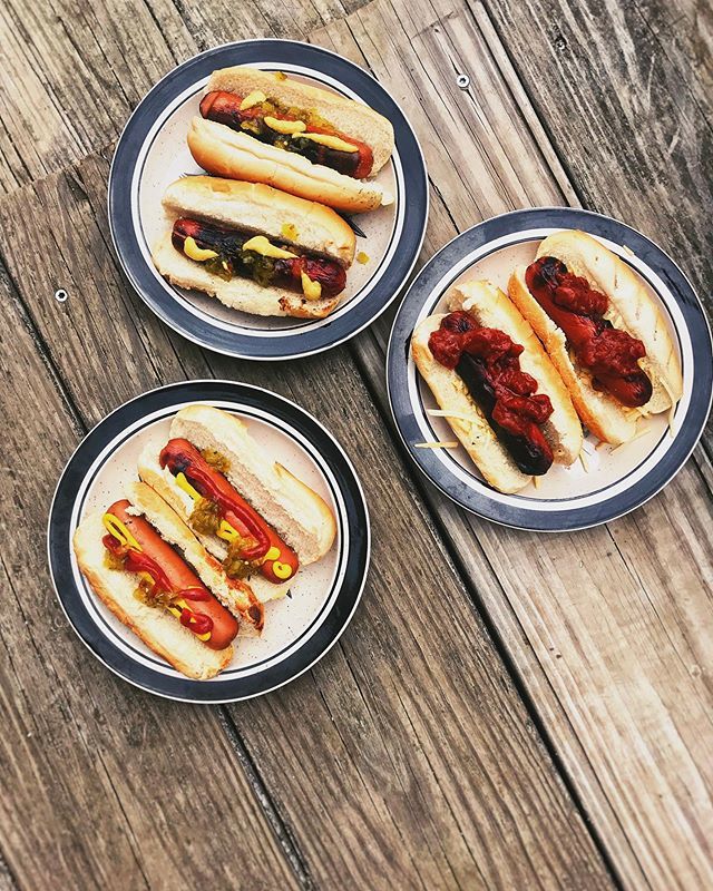 reallifewithdad's tweet image. What are you grilling up this Memorial Day? Hot dogs are great with a big condiment bar. Classic Ketchup, mustard, relish; Dijon and relish; homemade BBQ.
#familyadventures #livefirecooking #campfirecooking #grilling #hotdog bit.ly/2JGY5Qg