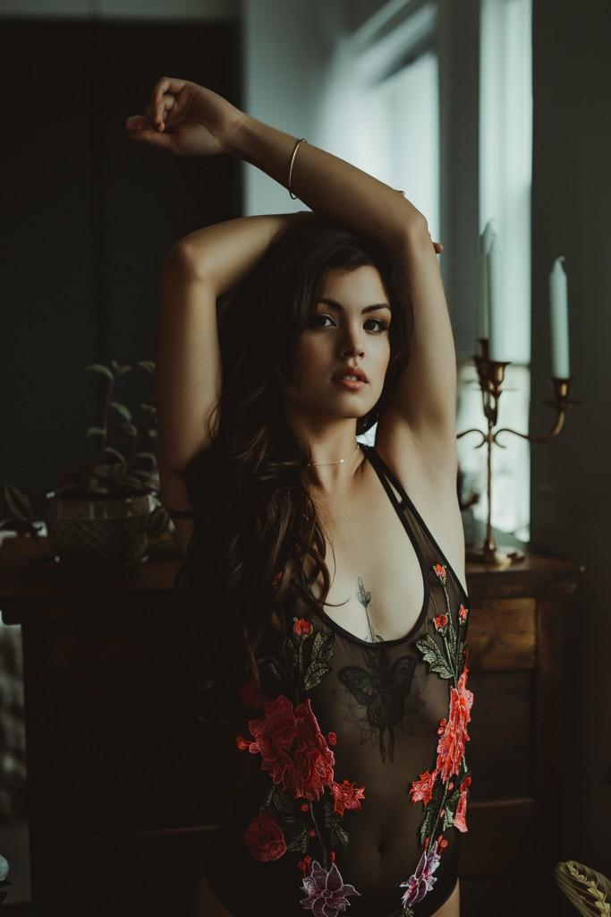 aiota's tweet photo. One can never go wrong with a little floral lingerie number #mondaymood
.⁣
.⁣
.⁣
#aiotaphoto #boudoirvancouver #sensualdays #popsofbeauty #glamourphotos https://t.co/dy28IT829O