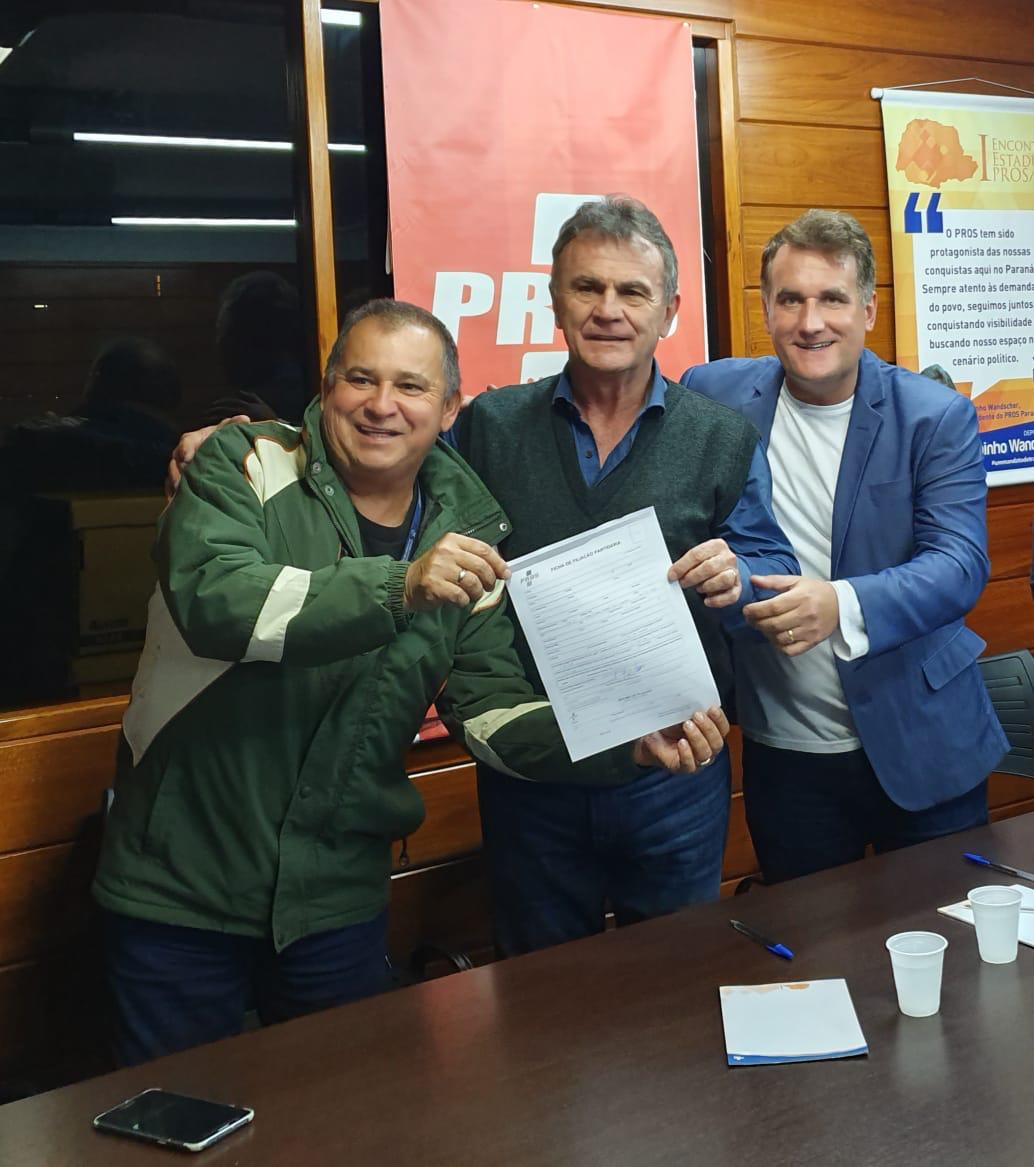 deputadotoninho's tweet image. Reunião Pros Curitiba, conduzida pelo vereador Tico Kuzma, que hoje contou com a presença do vice-prefeito Eduardo Pimentel. Também realizamos a filiação do grande líder comunitário Paulinho Payakan. Pros segue unido e fortalecido em todo Paraná. #ProsForte