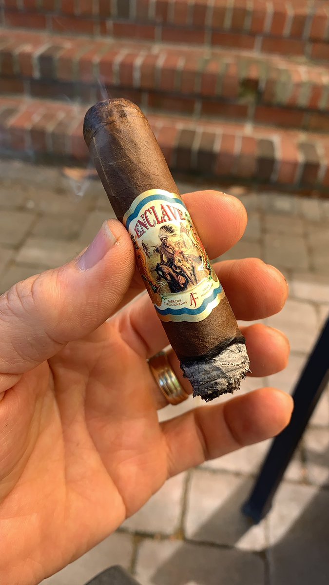 stogiejoe56's tweet photo. Excellent burn line, bold white #tightash https://t.co/ckTUBmz5N8