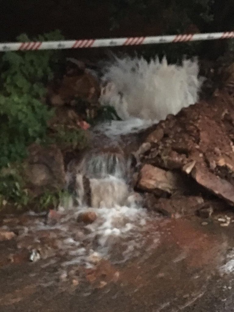 ShireenJ74's tweet photo. @CityofJoburgZA @JoburgWater I’ve called around 17h00 to report this serious water pipe burst since 8am. I was told that you only have one support team servicing the entire Johannesburg metro.The irony is that there are water restrictions put in place. @joannejoseph @ewnreporter https://t.co/0JClrjyVtr