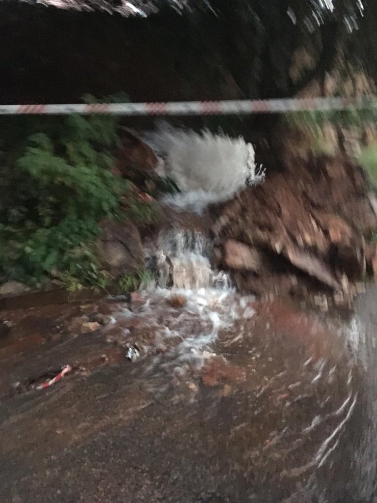 ShireenJ74's tweet photo. @CityofJoburgZA @JoburgWater I’ve called around 17h00 to report this serious water pipe burst since 8am. I was told that you only have one support team servicing the entire Johannesburg metro.The irony is that there are water restrictions put in place. @joannejoseph @ewnreporter https://t.co/0JClrjyVtr