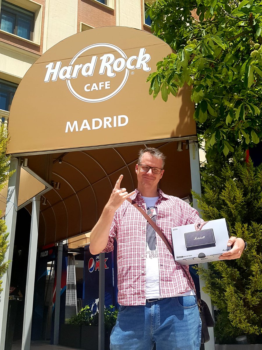 El afortunado ganador de el altavoz Marshall que sorteó Music Distribución  a través de su cuenta de instagram en para los asistentes a la fiesta Pre-Show de Hard Rock Cafe Madrid 
Enhorabuena Pablo Ruiz!!!