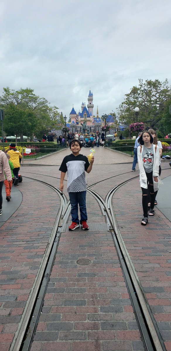 spunkers84's tweet photo. Had to bribe him with a #dolefloat to get a picture. @Disneyland https://t.co/Y4sRIUmPzK