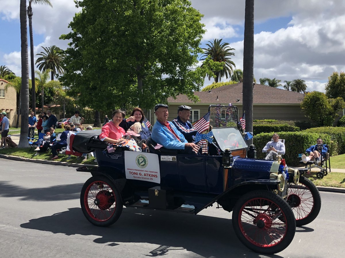HaleyJoeySD's tweet photo. We loved being in the Kensington Holiday at Home Memorial Day Parade with our moms today! #MemorialDayWeekend #dogsoftwitter https://t.co/Yl1kUHomcg