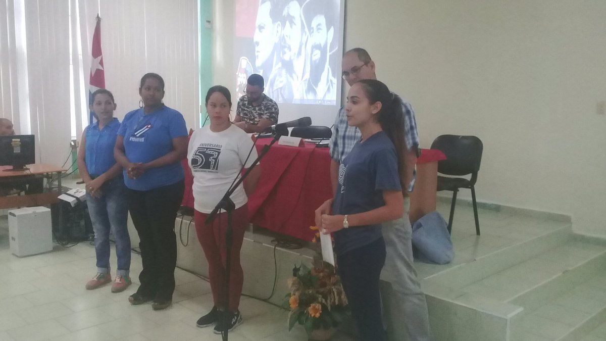 niurvis79's tweet photo. Recibe la #Facultad1 a su presidenta @Marylaura98     tras su regreso del #18CLAE.
@chirino_95 @nataliauci16 @silvanouci  @dellylien1 @AriagnaLandeiro @alicia_senra https://t.co/zKzd4SwAiq