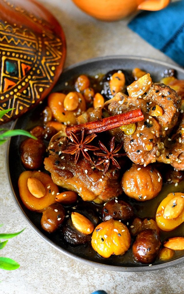 TAJINE BEL KASTELTajine d’agneau aux châtaignes ou marrons qui nous vient de la région de Tlemcen. Arroser de sauce et raisins secs et servir chaud et parsemer de graines de sésames si désiré. Ajoutez des pruneaux ainsi que des abricots séchés pour plus de saveur et de goût.