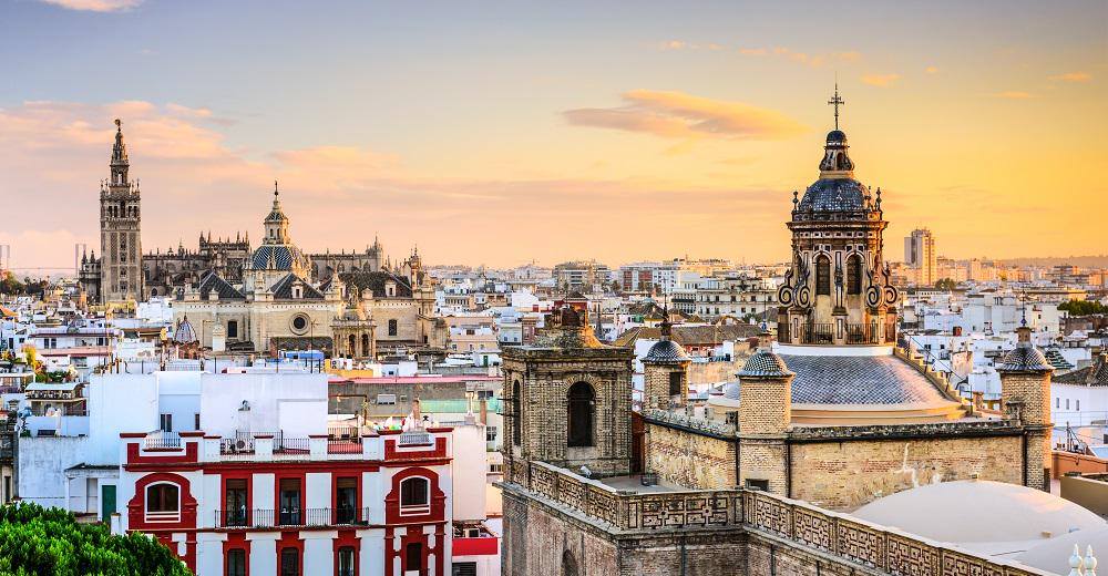 "En Sevilla la noche y el día se disputan a cuál es más bello; pero cuando llega el rigor del verano, vence irremisiblemente la noche, asumiendo todos los encantos de la naturaleza y de la poesía".

Benito Pérez Galdós (1843-1920), novelista canario.