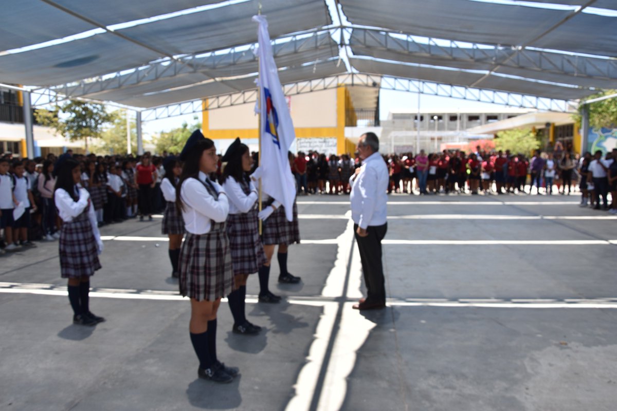 icatebcs's tweet photo. Representando al #GobiernoDeBCS, #Icatebcs entrega bandera de nuestro Estado, a la @EscuelaSecundariaTécnica#19 en @CaboSanLucas, donde alumnos, profesores y personal administrativo entonaron nuestro himno, conmemorando las bellezas y fortalezas de nuestros 5 Municipios. https://t.co/XwfOrz6H3Z