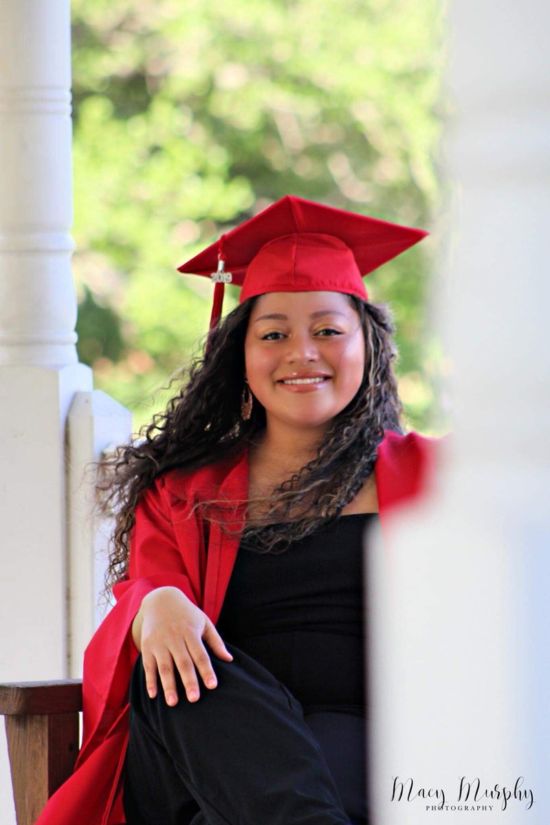 raavveenn24's tweet image. I missed senior Sunday🎓 #seniormonday